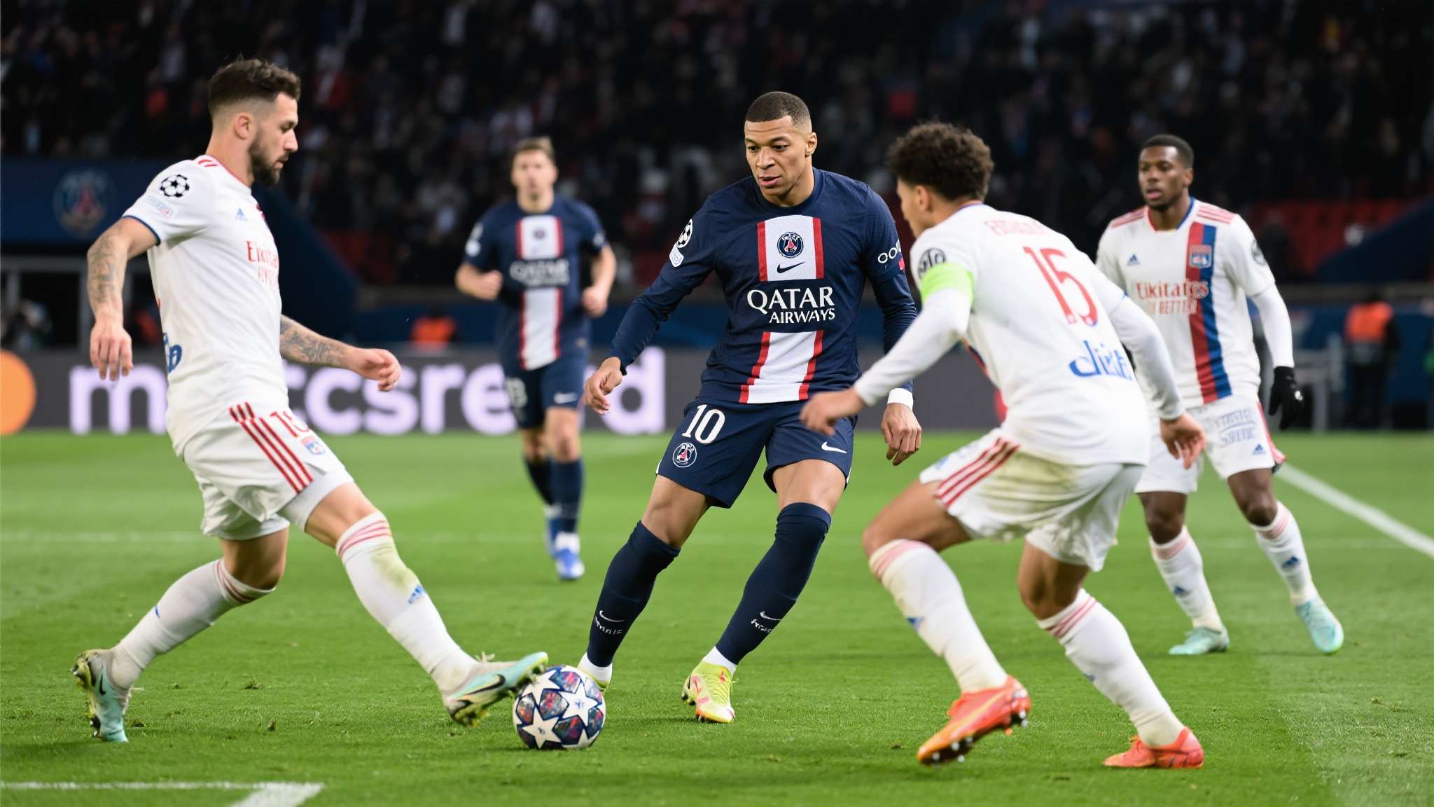 巴萨主场迎战马竞 本土氛围不仅仅映射在比分板,更深植于比赛气质。一些数据调查表明,比起客战沉闷保守